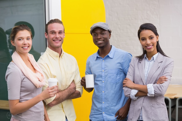 Foto colegas com xícaras de café durante a pausa