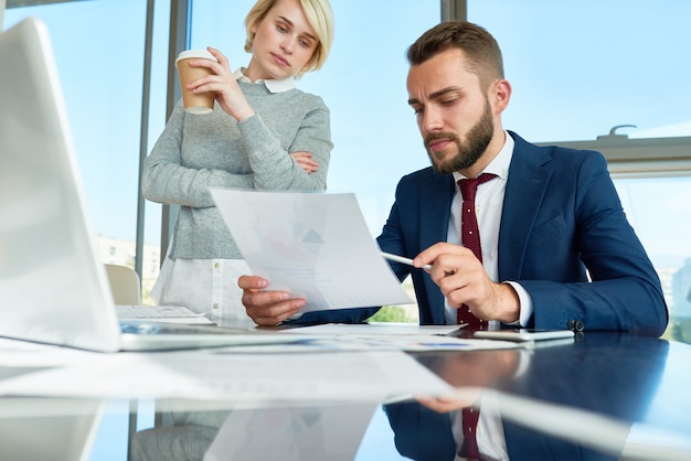 Colegas concentrados no trabalho