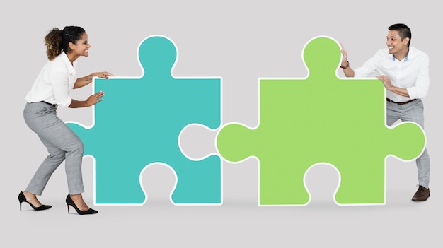 Colegas conectando peças do puzzle