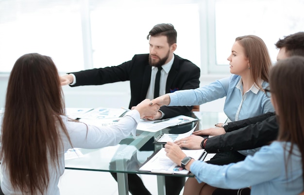 Foto colegas confirmando o trabalho com um aperto de mão