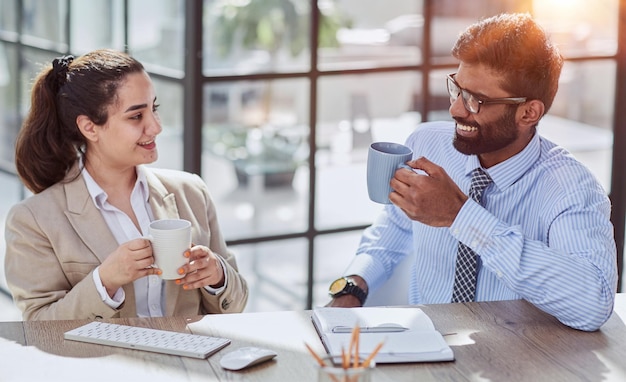 Colegas conversando durante a pausa para o almoço enquanto estão sentados no local de trabalho