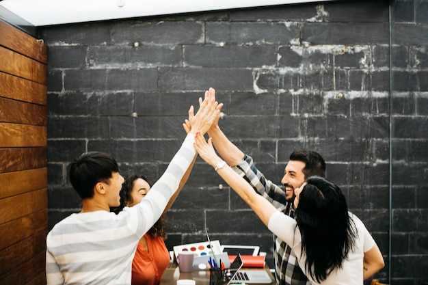 Colegas dando el "high-five" en la oficina