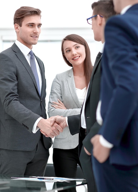 Colegas dándose la mano en la oficina