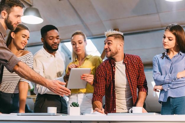 Colegas de brainstorming juntos discutindo ideias no escritório