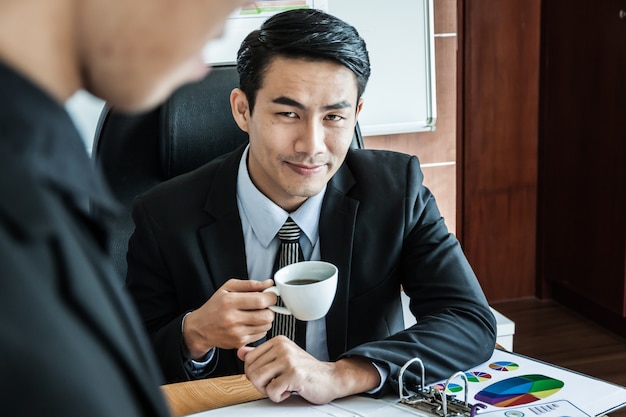 Colegas de chefe de negócios durante uma reunião de negócios com café.