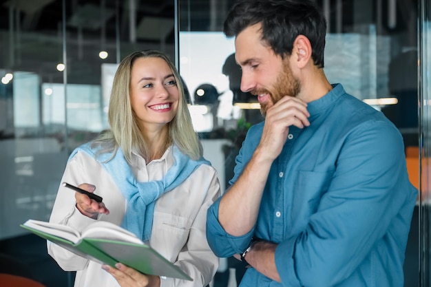 Colegas de equipe conversando e discutindo um novo projeto