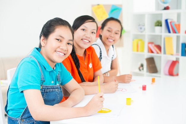 Colegas de escola amigáveis