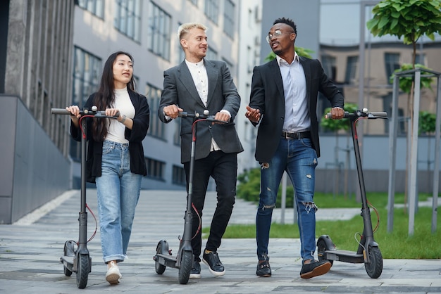 Colegas de escritório discutindo projeto de negócios com scooters elétricos