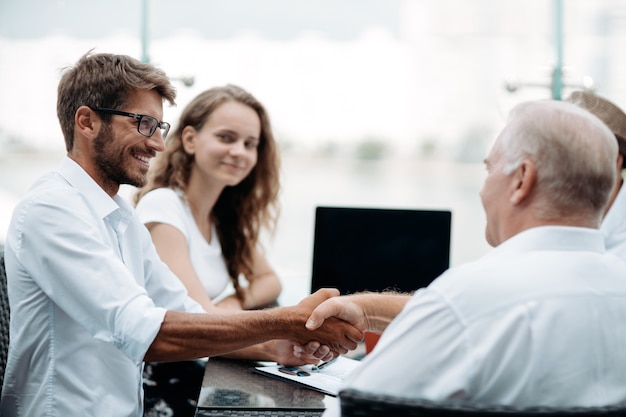 Colegas de negócios discutindo adições ao novo contrato