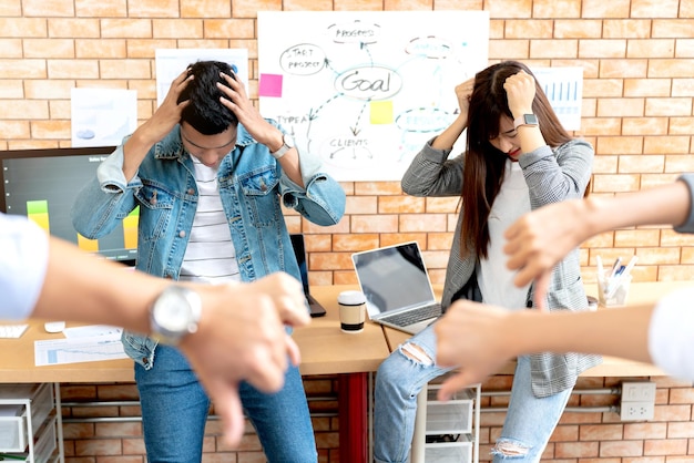 Colegas de negócios frustrados no escritório