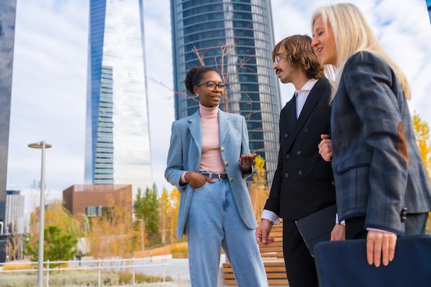 Colegas de negócios multiétnicos ou executivos conversando entre si em um parque empresarial