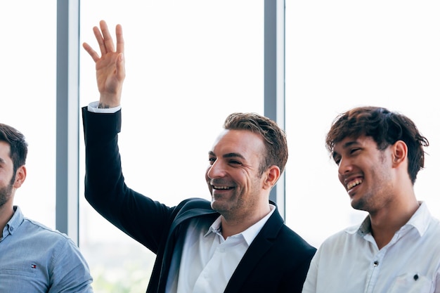 Foto colegas de negócios sorridente sentado no escritório