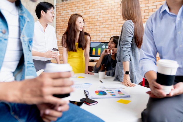 Foto colegas de trabalho a discutir no escritório.