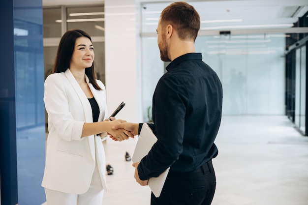 Colegas de trabalho apertando as mãos no escritório