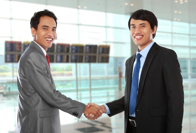 Colegas de trabalho, apertando as mãos