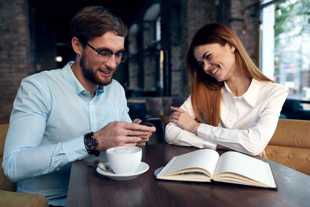 Colegas de trabalho café descanso comunicação trabalho escritório