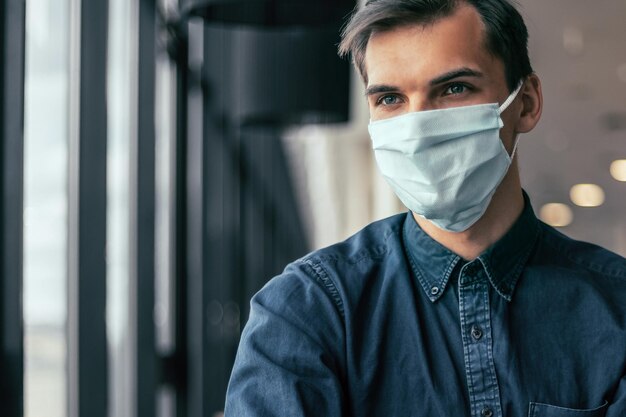 Foto colegas de trabalho com máscaras de proteção trabalhando com documentos financeiros