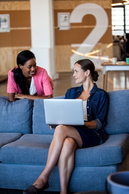 Colegas de trabalho conversando e sorrindo