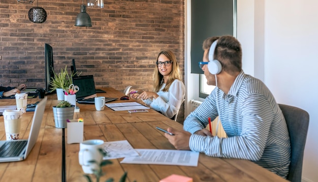 Colegas de trabalho conversando em um escritório de coworking