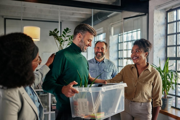 Colegas de trabalho cumprimentam seu colega que retorna ao trabalho