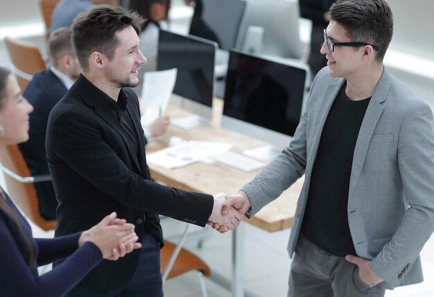 Colegas de trabalho cumprimentando uns aos outros com um aperto de mão