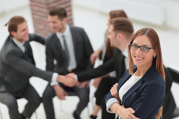 Colegas de trabalho da equipe corporativa trabalhando no escritório moderno