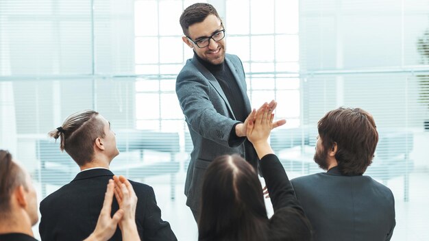 Colegas de trabalho dando-se mais cinco