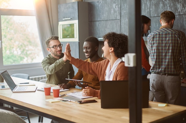 Colegas de trabalho dando-se mais cinco