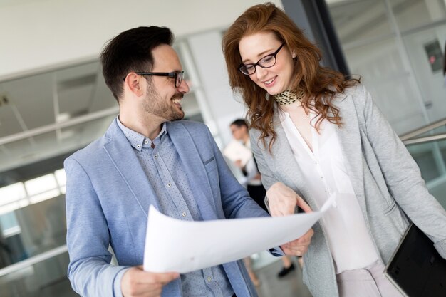 Colegas de trabalho discutindo novas ideias e brainstorming em um escritório moderno