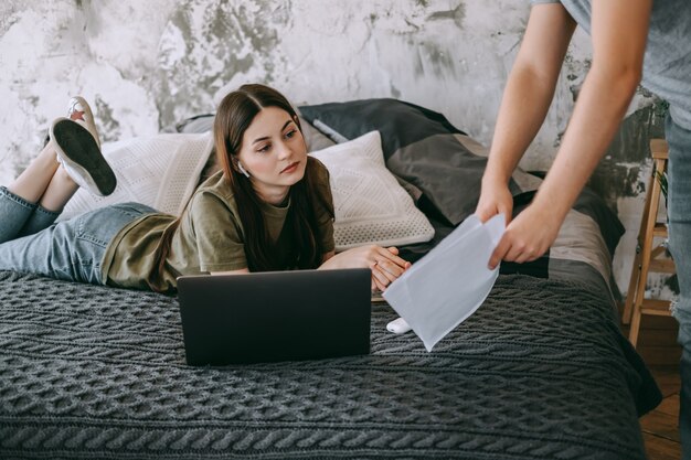 Colegas de trabalho discutindo o projeto e trabalhando juntos