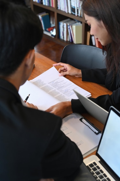 Colegas de trabalho discutindo planejamento de projetos juntos no local de trabalho moderno