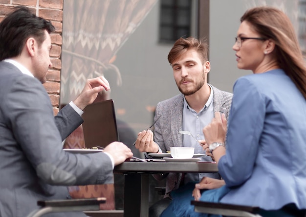 Colegas de trabalho discutindo questões de negócios na mesa de café o conceito da reunião informal