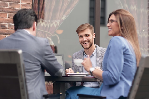 Colegas de trabalho discutindo questões de negócios na mesa de café o conceito da reunião informal