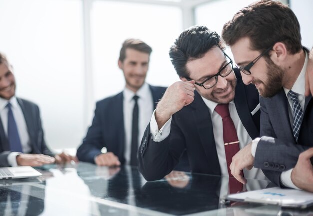 Colegas de trabalho discutindo um novo conceito de negócio de projeto financeiro