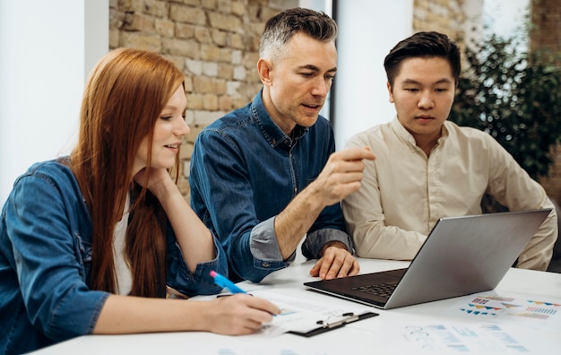 Colegas de trabalho discutindo um novo projeto juntos