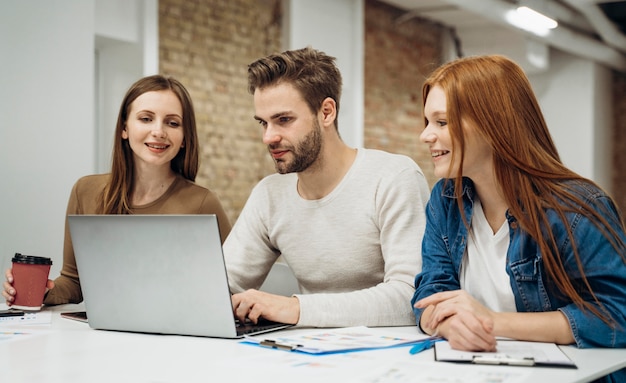 Foto colegas de trabalho em reunião de negócios