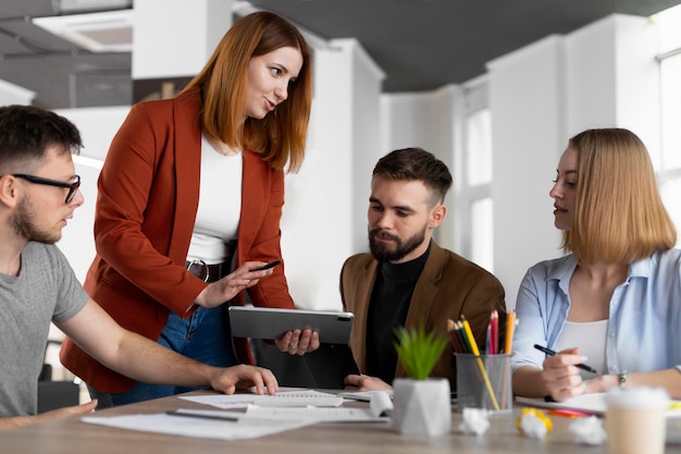 Foto colegas de trabalho em reunião para uma vaga de emprego