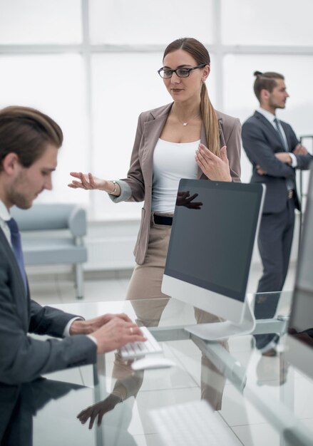 Colegas de trabalho em um escritório moderno durante a semana