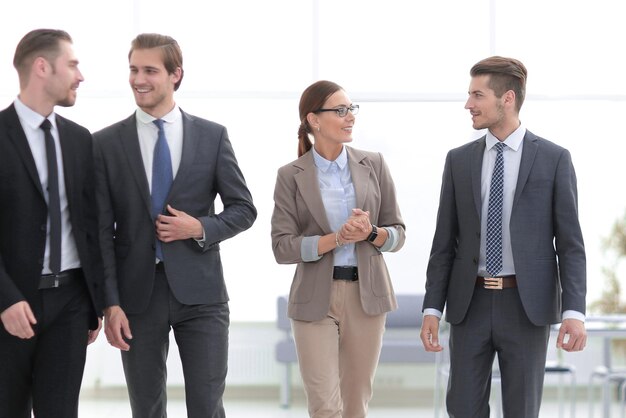 Colegas de trabalho em um escritório moderno o conceito de trabalho em equipe