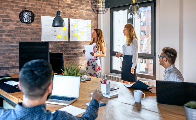 Colegas de trabalho em uma reunião preocupados com resultados ruins