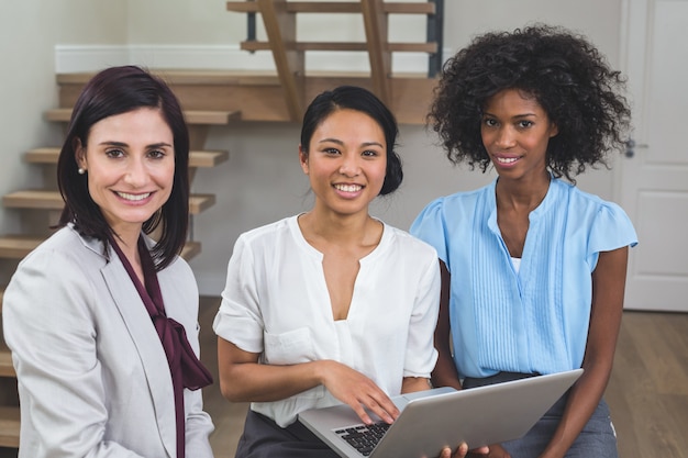 Colegas de trabalho feminino discutindo no laptop