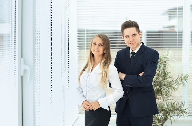 Foto colegas de trabalho juntos