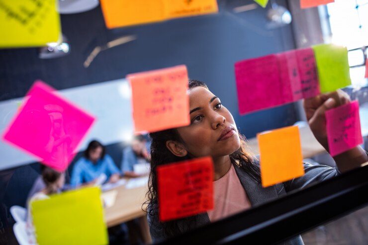 Foto colegas de trabalho lendo um post em uma janela