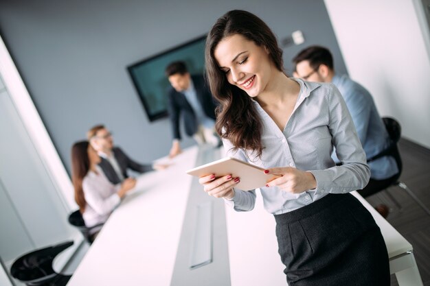 Colegas de trabalho na sala de conferências durante a apresentação