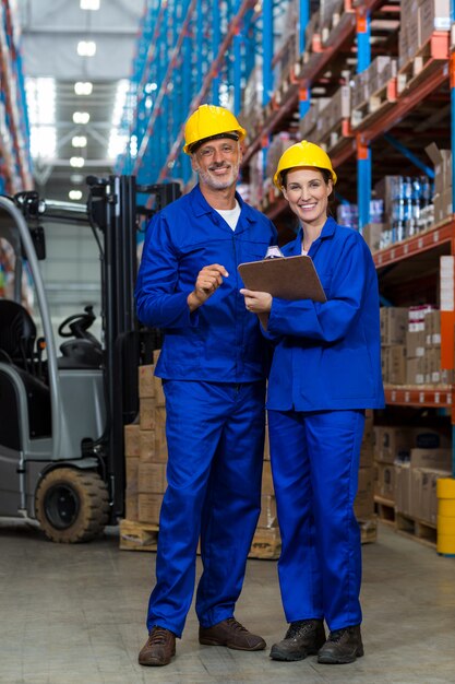 Colegas de trabalho olhando para a câmera