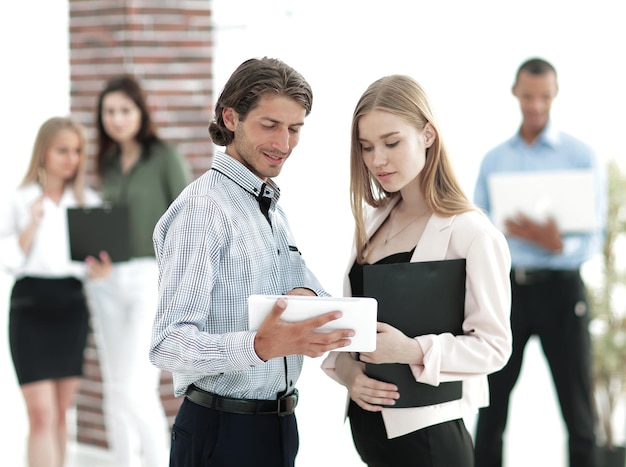 Colegas de trabalho olhando para a tela do tablet digital