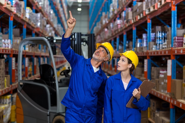 Colegas de trabalho olhando para cima