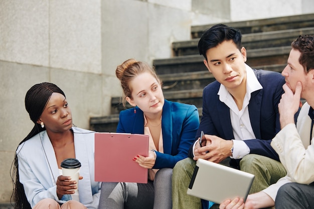 Colegas de trabalho olhando para um empresário falante