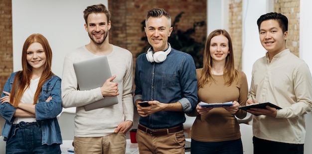 Colegas de trabalho posando juntos no escritório