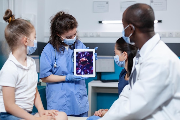 Colegas de trabalho que trabalham na clínica